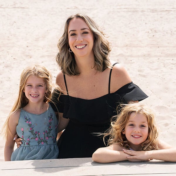 Alex Steric with her daughters