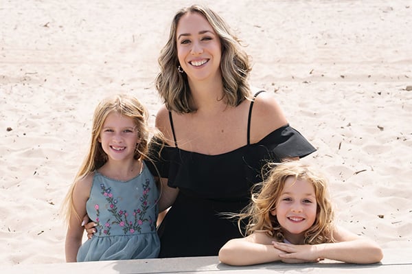 Alex Steric with her daughters