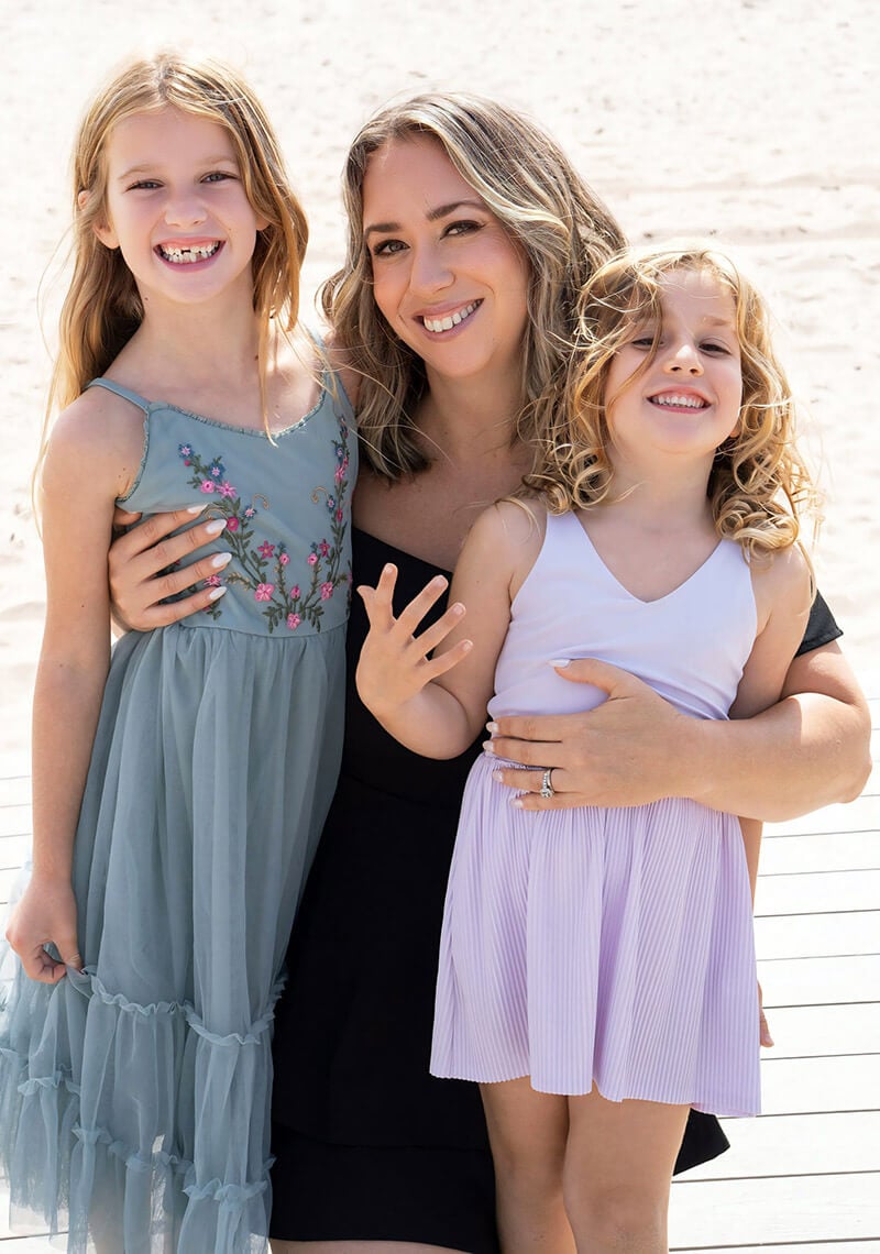 Alex Steric with her daughters
